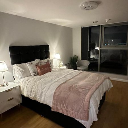 Modern City Centre Apartment In Суиндон Экстерьер фото