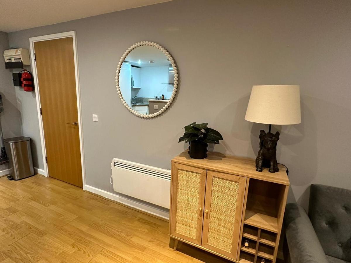 Modern City Centre Apartment In Суиндон Экстерьер фото
