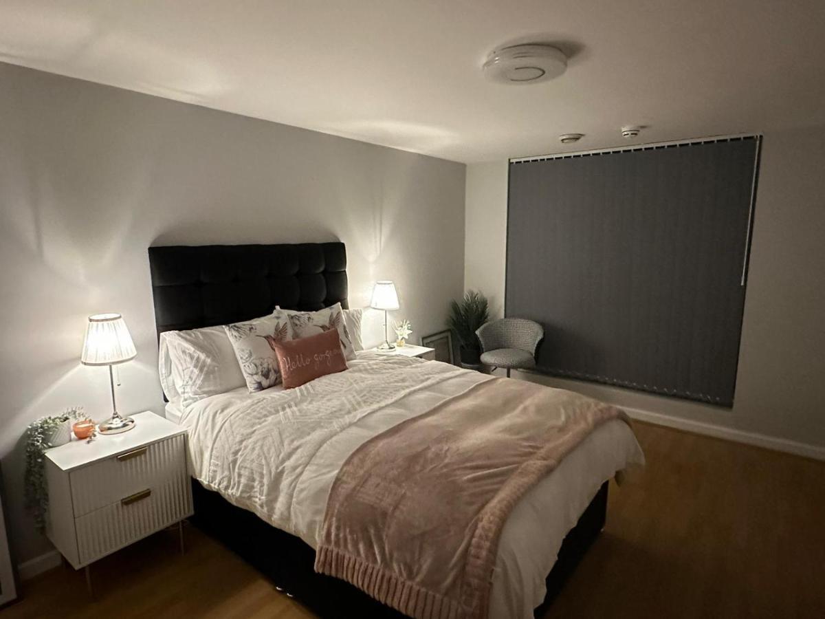 Modern City Centre Apartment In Суиндон Экстерьер фото