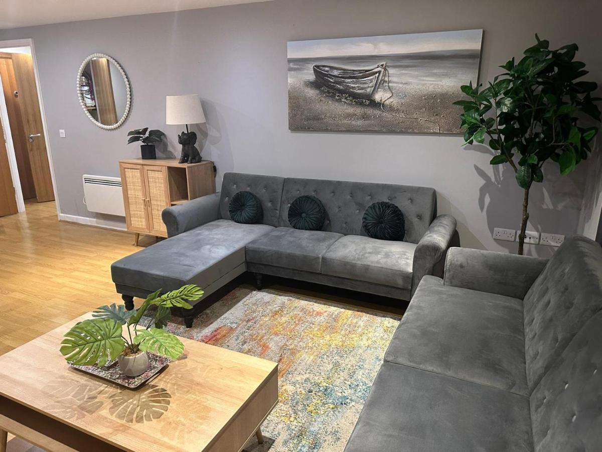 Modern City Centre Apartment In Суиндон Экстерьер фото