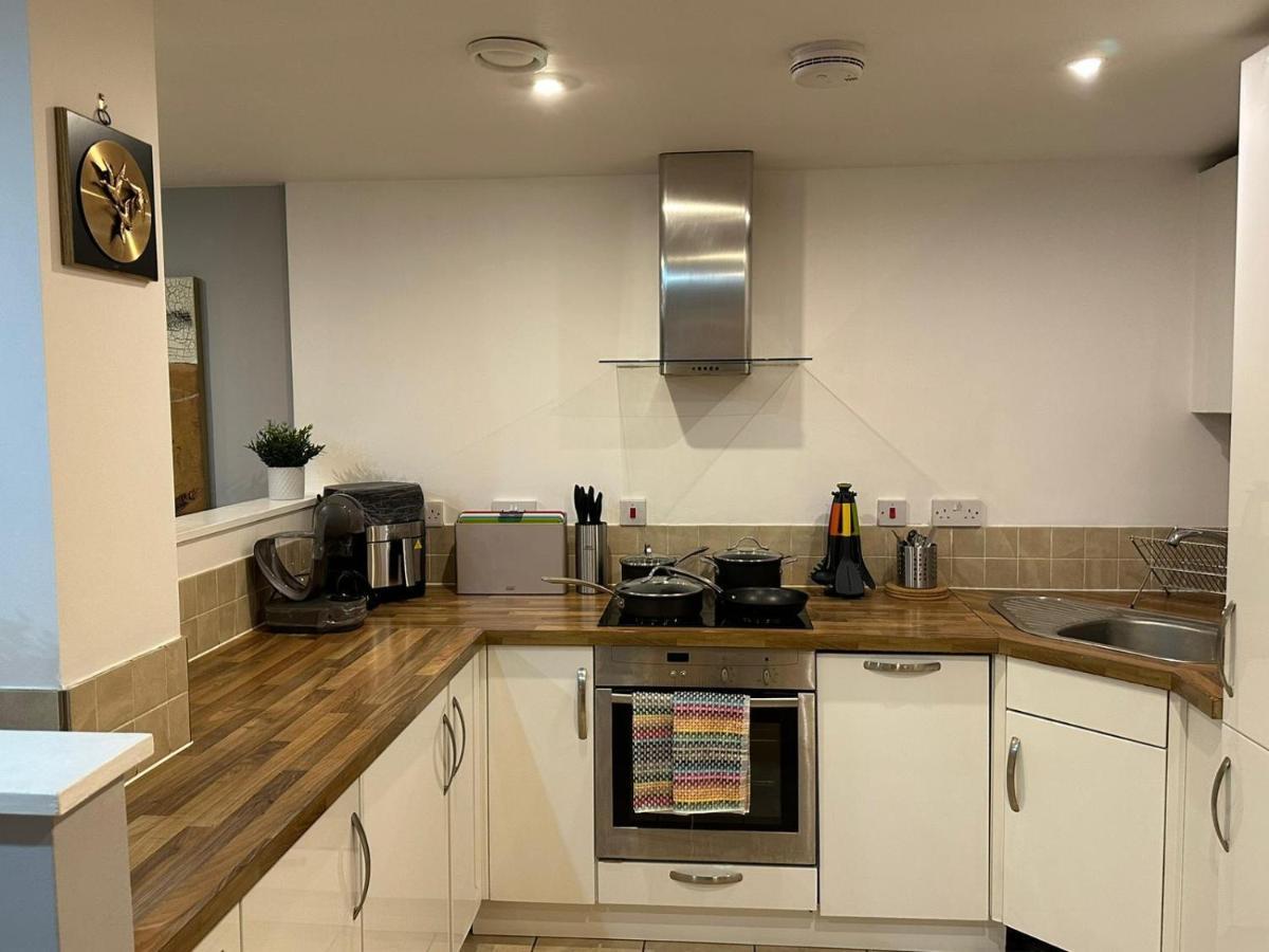 Modern City Centre Apartment In Суиндон Экстерьер фото
